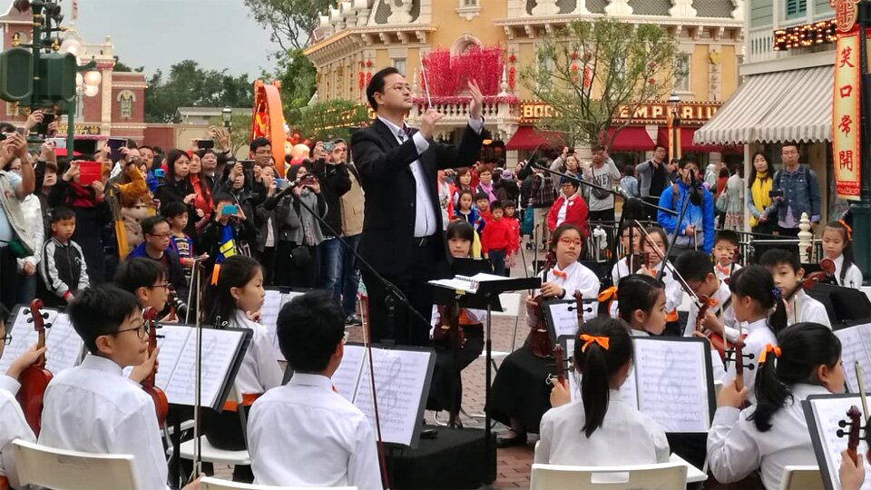 高級弦樂團及高級管樂團於香港迪士尼樂園演出
